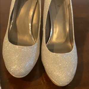 Size 7 Worthington Jean round toe shoes (silver)